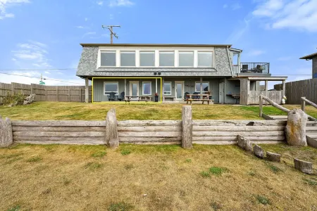 Ocean View and Deck for Relaxation - Stunning Coastal Escape
