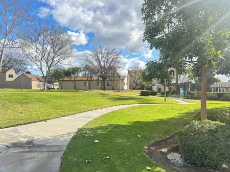 Charming 2-bedroom bungalow in fabulous Fullerton Отели рядом с достопримечательностью «Фуллертон Арборетум»