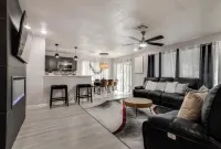 4-bedroom-20 minutes from Airport & Riverwalk Space for everyone bring them all! 키르비 호텔