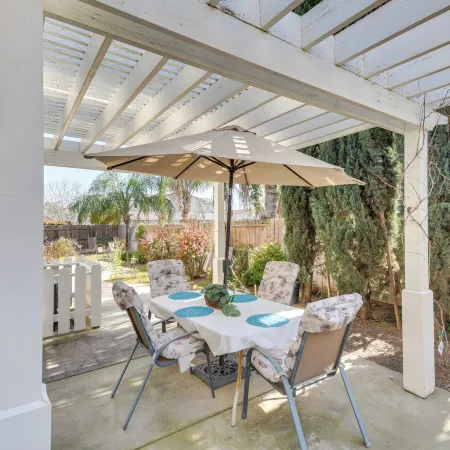 4 Mi to Dtwn Merced: Spacious Home w/ Yard!