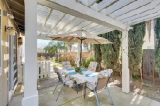 4 Mi to Dtwn Merced: Spacious Home w/ Yard!