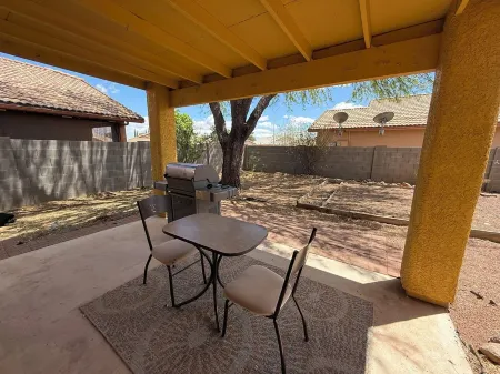 Charming 2-bedroom house in lovely Sierra Vista with WiFi, AC Отели рядом с достопримечательностью «Vista View Resort»