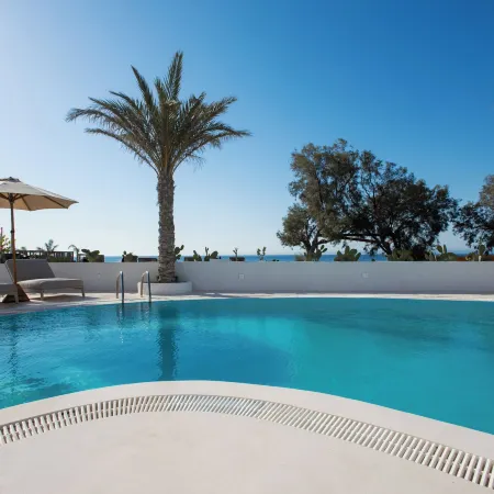 Casa Frati Suites & Villas Отели рядом с достопримечательностью «Пляж Периволос»