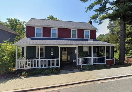 Cozy Cottage on the North East River in Town!