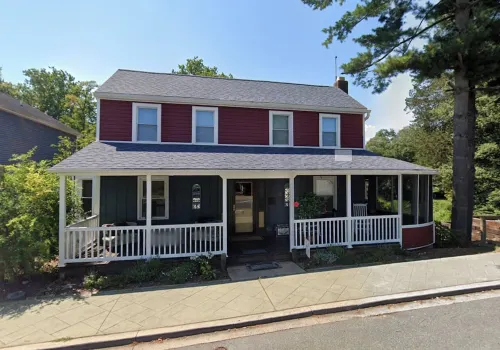 Cozy Cottage on the North East River in Town!