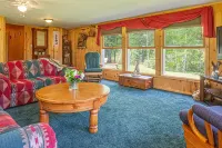 Spacious 5-bedroom house in serene Clam Lake with WiFi
