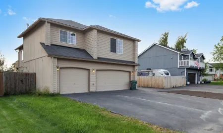 2 Bedroom 1 Bathroom Home Near Alaska Golf Course and Alaska Zoo Отели рядом с достопримечательностью «Зоопарк Аляска»