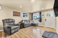 Remodeled Albany 1Bdrm, Modern, Pet Friendly Fenced Yard, Work Station, Laundry!