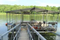 Spacious 5-bedroom lodge in Flippin Ar, on the beautiful White River.