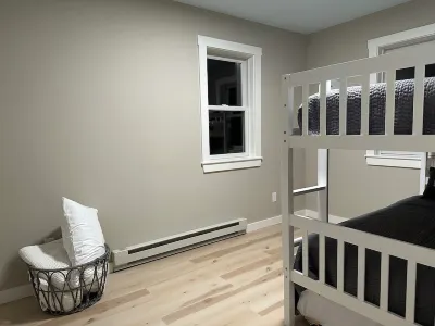 Mountain Retreat-Scenic Views-Charming 3-bedroom House-WiFi, AC, Family Room Hotels near Track-Side Farm & Garden Center