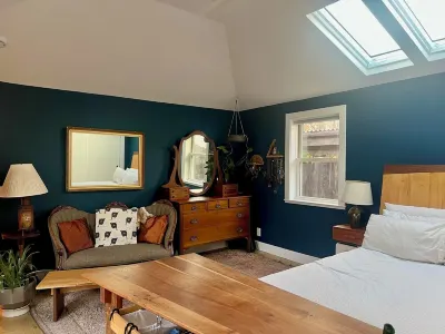 Beautiful & spacious 3bd / 2 bath with Bay views close to park and BART Hotels near Golden State Model Railroad Museum