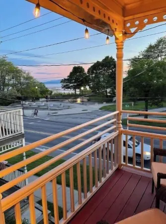 Cozy 2 Bedroom Apartment Overlooking Park