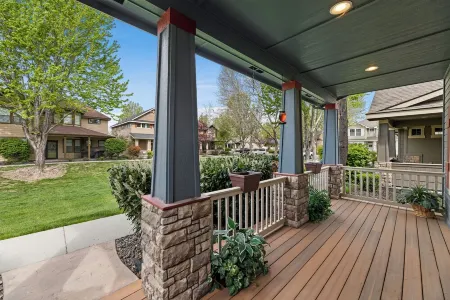 The Heart Of Downtown Eagle Idaho Отели рядом с достопримечательностью «Fusions Glass Studio»