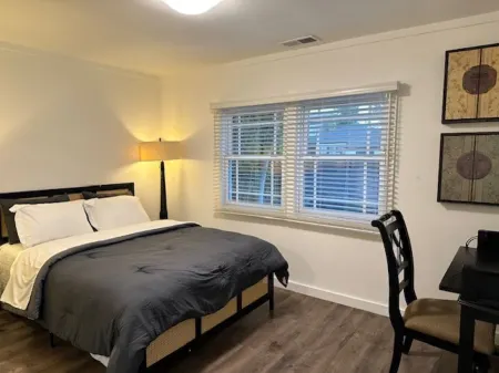 Kong Guest H-5 mins walk to Venice Canal and Beach, Abbot Kinney's famous street Отели рядом с достопримечательностью «Аббот Кинни Бульвар»