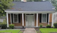 Charming 3-bedroom house with AC and WiFi in serene Cheraw Hotels in Chesterfield County