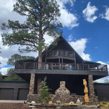 The Treehouse a 4-bedroom log cabin on 3 acres in Heber-Overgaard