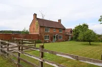 Leos Holiday Cottage - stylish cottage, sleeps 10. Pet friendly.