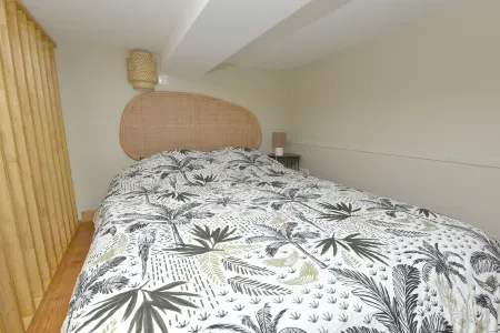 Renovated ground-floor apartment with outdoor spa. Sleeps 4.