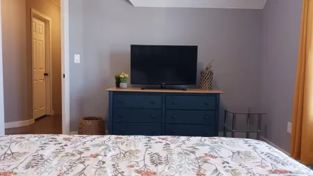 Sunny Centrally Located Apartment Отели рядом с Аэропорт Сарния им. Криса Хэдфилда