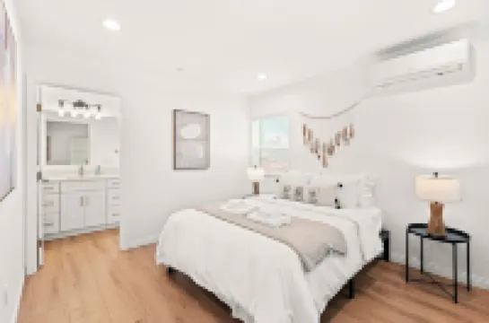 2 Floor, 3-bedroom house in awesome Alhambra w/ AC, WIFI and Garage Parking