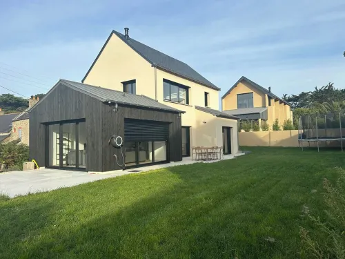 Large house with garden and Jacuzzi -close to beach center-for up to 11 people-.