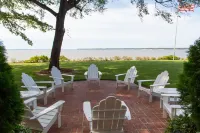 Truly unique stay riverfront cottages w/ pool, beach, gardens and vineyards Hotels in King George County