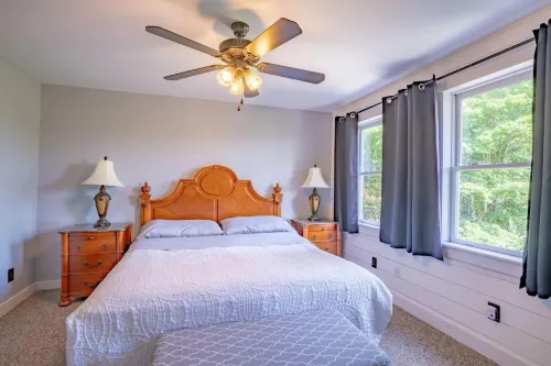 1BR Luxury Room w/ King Bed. Boutique Resort w/ Hot Tub, Mountain Views and Pool