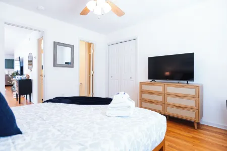 Beach Retreat - Spacious Top Level APT, Walk to Carolina Beach, Lake & Park