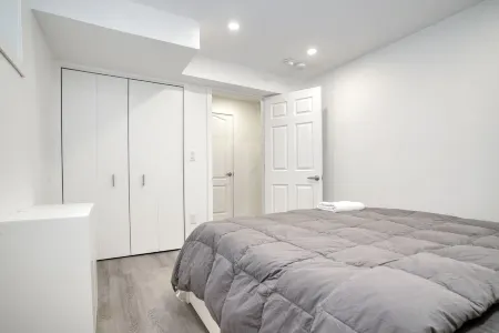 Luxurious 1Bedroom / 2 Bed / 1Bath Apartment with WFH Setup