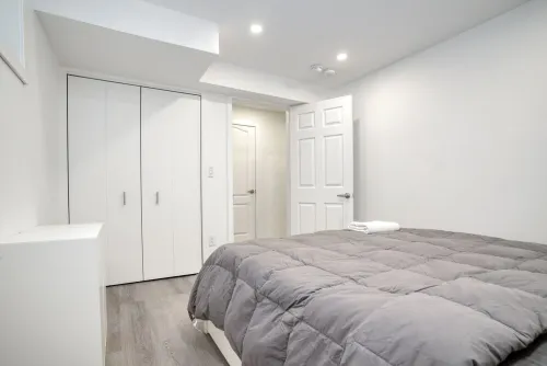 Luxurious 1Bedroom / 2 Bed / 1Bath Apartment with WFH Setup