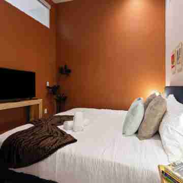 DTWN I Near Yale I King Beds I  Free Parking I Gym I Free Coffee I Pets Welcome! Rooms