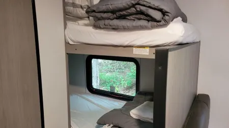 Cozy RV in charming Pikeville with WiFi, AC Отели в г. Бледсо