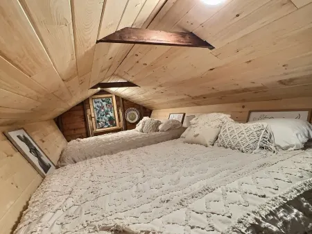 Newly Renovated 2 bedroom + LOFT cabin with WiFi at the Lake!