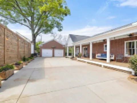 Charming historical 4-bedroom house in Downtown Buford, GA. 比福德酒店