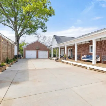 Charming historical 4-bedroom house in Downtown  Buford, GA.