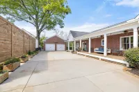 Charming historical 4-bedroom house in Downtown  Buford, GA. Hotels in Buford