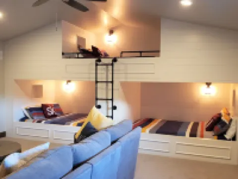 4BR Modern TH w/ AWESOME bunk room...Ask about summer MONTHLY rates