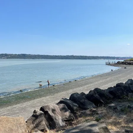 Serene Neighborhood Near Beach; under 10 Min. to Hospitals, Universities, & DT