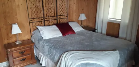 Peaceful retreat on the Shores of Lake Erie Отели в г. Халдиманд Каунти