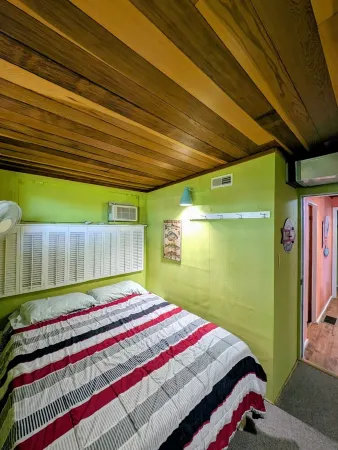 Cozy, quiet, and Lakefront Cottage in phenomenal Gravois Mills with AC, WiFi