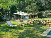 Magnificent Mas Provençal in the southern Luberon Hotels in Lauris