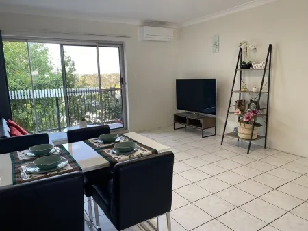 Quiet, 3km from Brisbane CBD, large 2-bedroom apartment Отели рядом с достопримечательностью «QUT Kelvin Grove Campus»