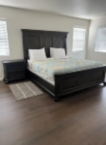 Spacious 4-bedroom house in fabulous Lake Elsinore with AC, WiFi