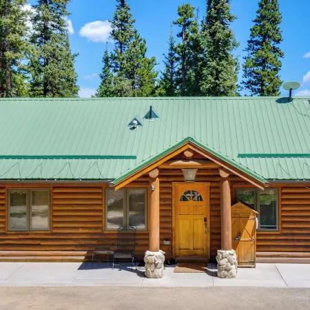 Hot Tub Hideaway w/ Views & Deck in Fairplay!