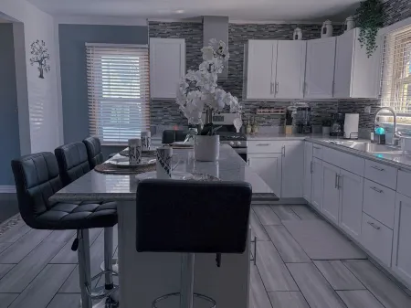 Luxurious 4-bedroom house 30min near downtown Chicago Отели в г. Бербанк