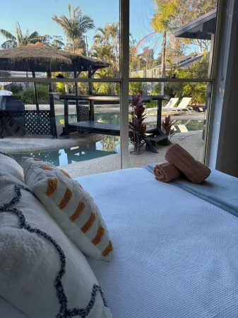 Waterfront Oasis Lakefront Villa Отели в г. Caves Beach