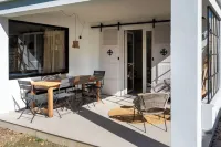 Villa l'échappée verte house surrounded by greenery right in the center of town