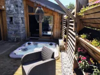 Spacious chalet with spa Hotels in Landry