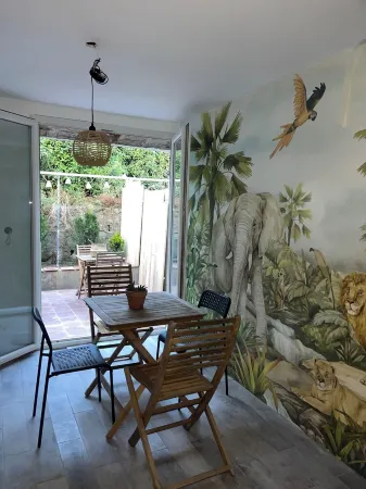 House + terrace in chic jungle setting on a charming peninsula