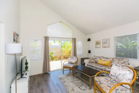 Aloha Getaway Отели рядом с достопримечательностью «KA WA‘A, a Luau at Aulani»